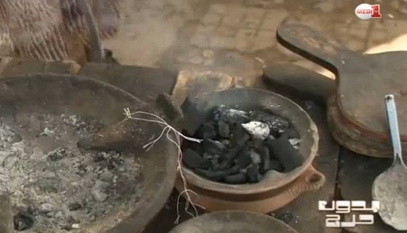 تشكل العقائد والقناعات أساس منطلقات الإنسان ومبررات تصرفاته؛ فبها يختار أولوياته؛ ويحدد توجهاته؛ ويرسم خططه، ومنه فإن الإنسان الذي يصدر عن عقيدة التوحيد ويدافع عنها ويسعى إلى أن يصرف كل أنواع العبادة لله وحده؛ ويحذر -كل الحذر- من أن تشوب هذه العقيدة لوثة شرك، اهتماماته وأهدافه تختلف لا محالة مع آخر غُيب عنده هذا الأصل؛ وحل محله أصل آخر ألغى الإله جل في علاه وجعل الفرد مركز الكون؛ وبنى كل تصوراته ونظرياته لما يراه هو إسعادا للإنسان وضمانا لعيشه وإرضاء لنزواته وإشباعا لشهواته.