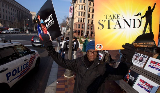 آلاف المتظاهرين يتدفقون على واشنطن للتنديد بعنف الشرطة آلاف المتظاهرين يتدفقون على واشنطن للتنديد بعنف الشرطة