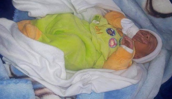 سبحان الله؛ نجاة رضيع من الموت في حادثة قاتلة راح ضحيتها أهله جميعا