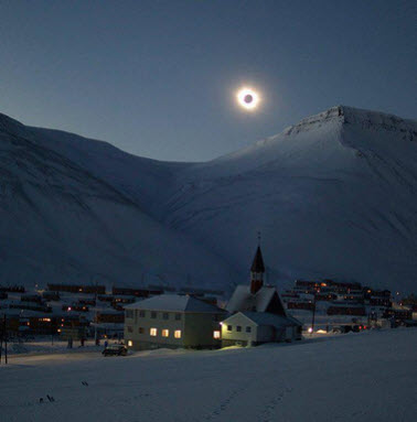 بالصور.. كسوف كلي للشمس يُغرق شمال أوروبا في الظلام