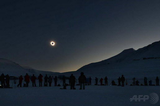 بالصور.. كسوف كلي للشمس يُغرق شمال أوروبا في الظلام