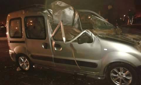 حادثة خطيرة بين سيارة وجملين.. جمل دخل وسط سيارة كونغو بسبب قوة الارتطام