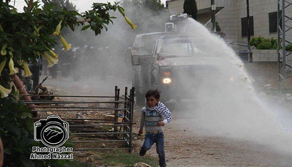 بالصور.. صهيوني يستدرج طفلا فلسطينيا صغيرا لتقوم سيارة برشه بالمياه العادمة بالصور.. صهيوني يستدرج طفلا فلسطينيا صغيرا لتقوم سيارة برشه بالمياه العادمة