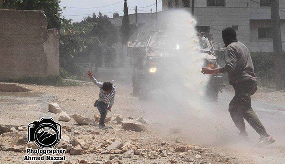 بالصور.. صهيوني يستدرج طفلا فلسطينيا صغيرا لتقوم سيارة برشه بالمياه العادمة بالصور.. صهيوني يستدرج طفلا فلسطينيا صغيرا لتقوم سيارة برشه بالمياه العادمة
