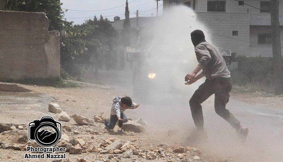 بالصور.. صهيوني يستدرج طفلا فلسطينيا صغيرا لتقوم سيارة برشه بالمياه العادمة بالصور.. صهيوني يستدرج طفلا فلسطينيا صغيرا لتقوم سيارة برشه بالمياه العادمة