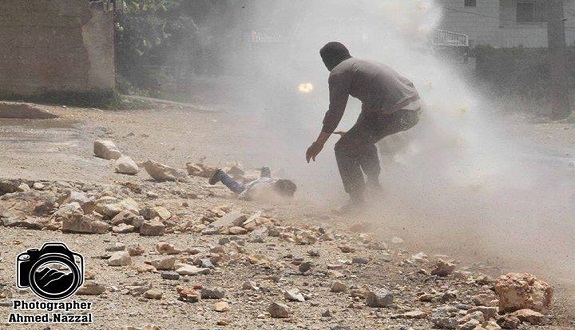 بالصور.. صهيوني يستدرج طفلا فلسطينيا صغيرا لتقوم سيارة برشه بالمياه العادمة بالصور.. صهيوني يستدرج طفلا فلسطينيا صغيرا لتقوم سيارة برشه بالمياه العادمة