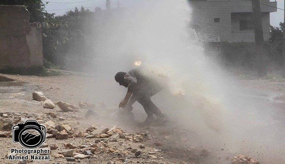 بالصور.. صهيوني يستدرج طفلا فلسطينيا صغيرا لتقوم سيارة برشه بالمياه العادمة بالصور.. صهيوني يستدرج طفلا فلسطينيا صغيرا لتقوم سيارة برشه بالمياه العادمة