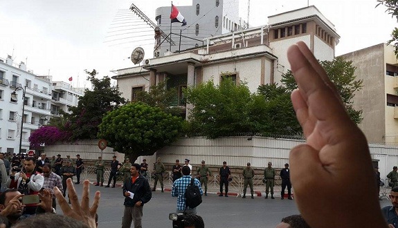 مغاربة يتظاهرون أمام سفارة مصر تنديدا بالإعدامات ويطالبون برحيل السفير