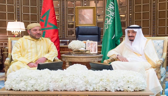 الملك يزور السعودية ويجري مباحثات مع الملك سلمان بالرياض قبل أن يغادرها