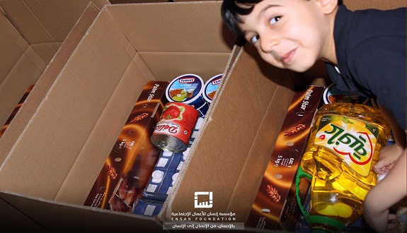 «مؤسسة إنسان» تدخل السرور على قرابة 120 أسرة بإهدائهم «قفة رمضان»