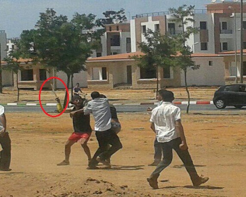 صور الاعتداء على عمال شركة ستاريو بالسيوف في حي القرية بمدينة سلا صور الاعتداء على عمال شركة ستاريو بالسيوف في حي القرية بمدينة سلا