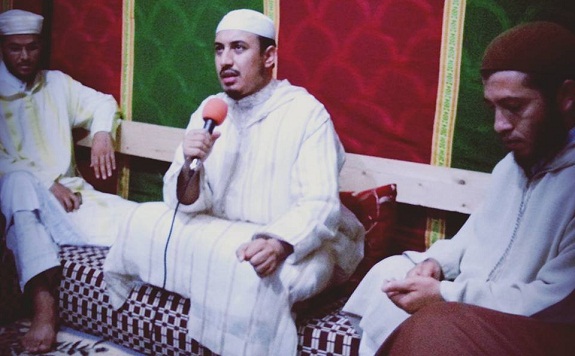 الشيخ عادل رفوش يؤم المصلين بمصلى تراويح حي الانبعاث بمدينة سلا الشيخ عادل رفوش يؤم المصلين بمصلى تراويح حي الانبعاث بمدينة سلا