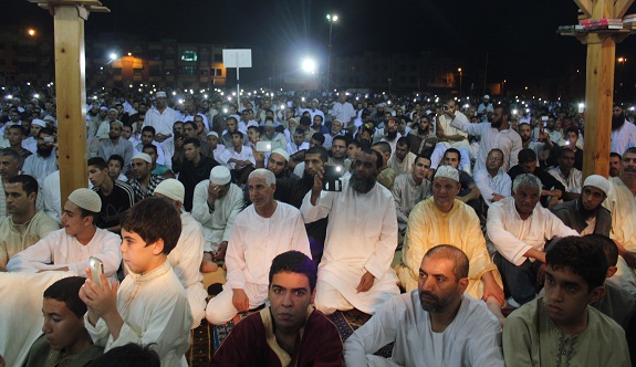 قرابة 20 ألف مصلي وراء الشيخ عبد العزيز الكرعاني في مصلى حي الإنبعاث بسلا