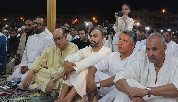 قرابة 20 ألف مصلي وراء الشيخ عبد العزيز الكرعاني في مصلى حي الإنبعاث بسلا