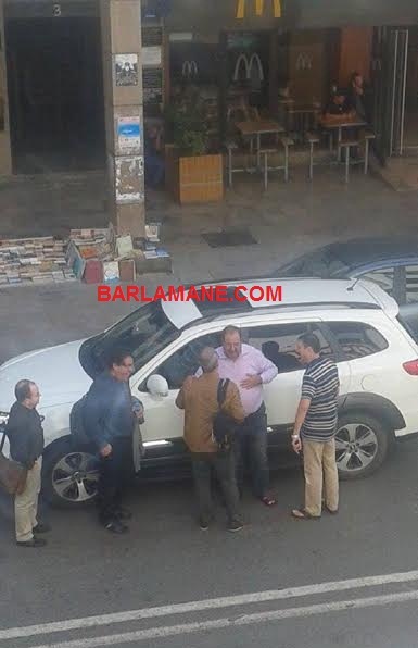 لشكر يعرقل حركة السير بأحد شوارع الرباط وهو يتحدث مع رفاقه غير مكترث