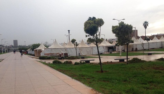 تجار المدينة العتيقة بسلا يزاولون تجارتهم تحت تهاطل الأمطار 