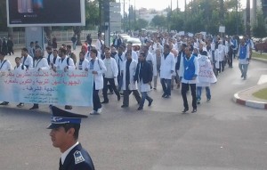مئات الأساتذة المتدربين بالجهة الشرقية ينظمون مسيرة جابت شوارع وجدة 