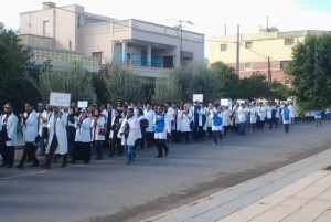 مئات الأساتذة المتدربين بالجهة الشرقية ينظمون مسيرة جابت شوارع وجدة 