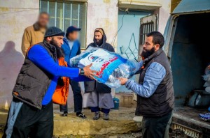 100 أسرة تستفيد من حملة «جمعية الفجر الثقافية والاجتماعية» «الدفء للجميع»