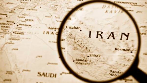 قيادي في الحرس الثوري الإيراني يهدد بمنع مرور شحنات النفط عبر هرمز