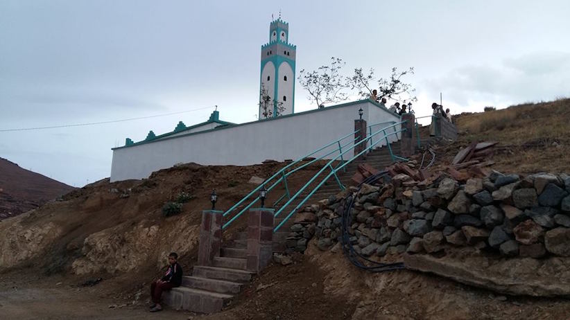 بالصور: مسجد على نفقة سكان منطقة نائية ومهمشة