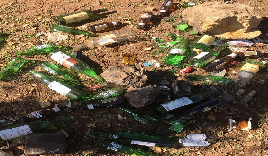 بالصور.. غابة المعمورة تئن تحت وطأة قنينات الخمر والنفايات والأزبال