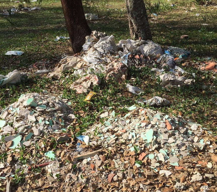 بالصور.. غابة المعمورة تئن تحت وطأة قنينات الخمر والنفايات والأزبال