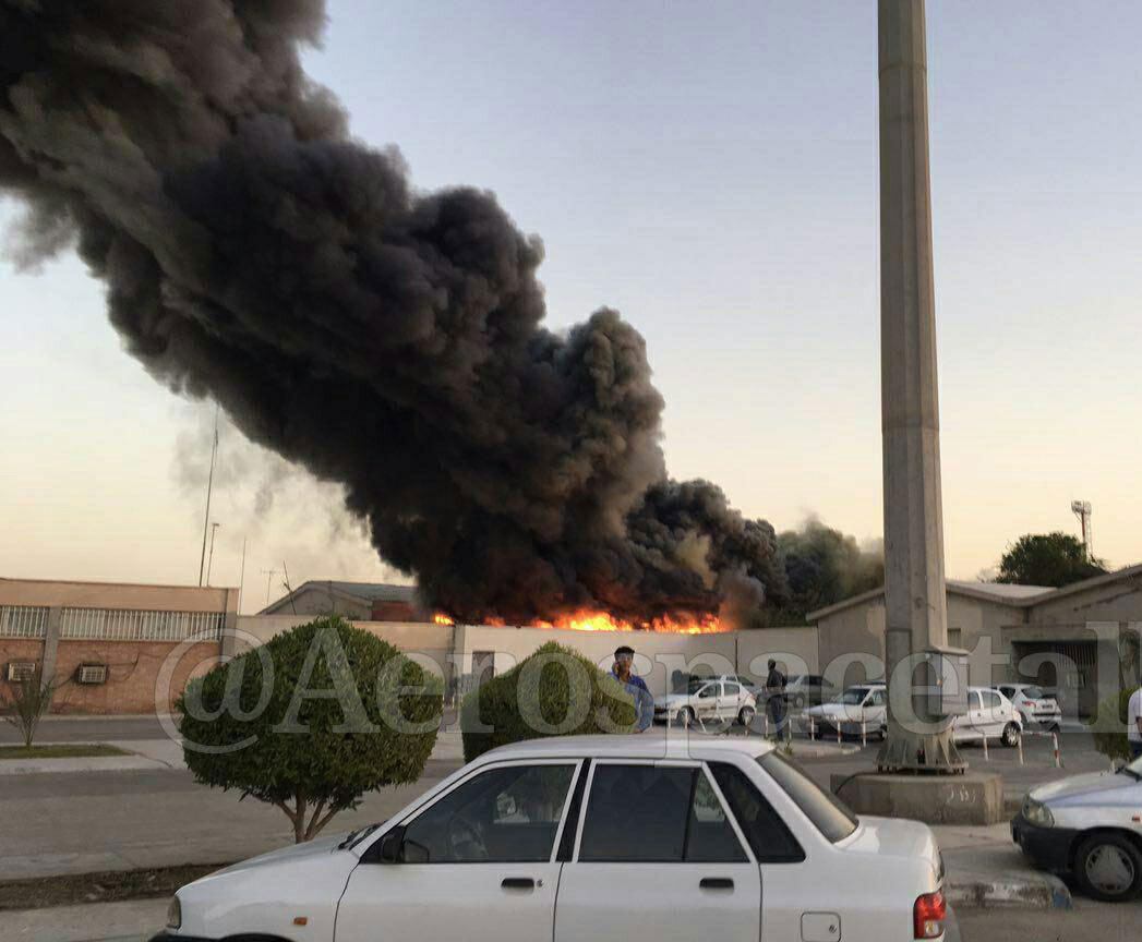 إطلاق نار كثيف ينتهي بحرائق ضخمة في مطار بندر عباس في إيران