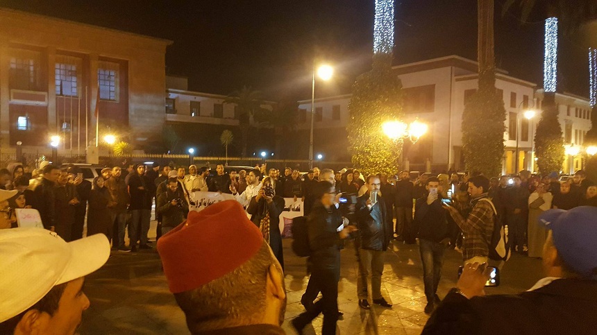 بالفيديو والصور.. وقفة احتجاجية أمام البرلمان تنديدا بالمجازر الوحشية في سوريا وحلب