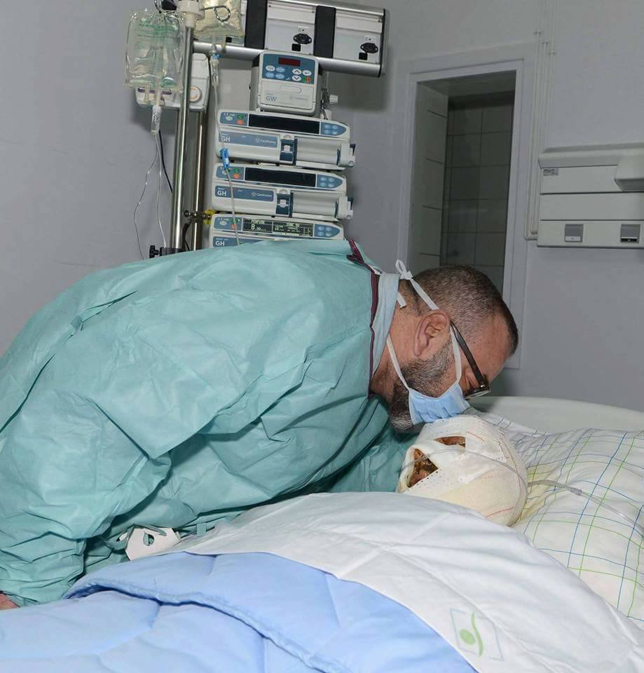 صورة زيارة الملك محمد السادس لأحد ضحايا حادثة السير المروعة بمستشفى مراكش