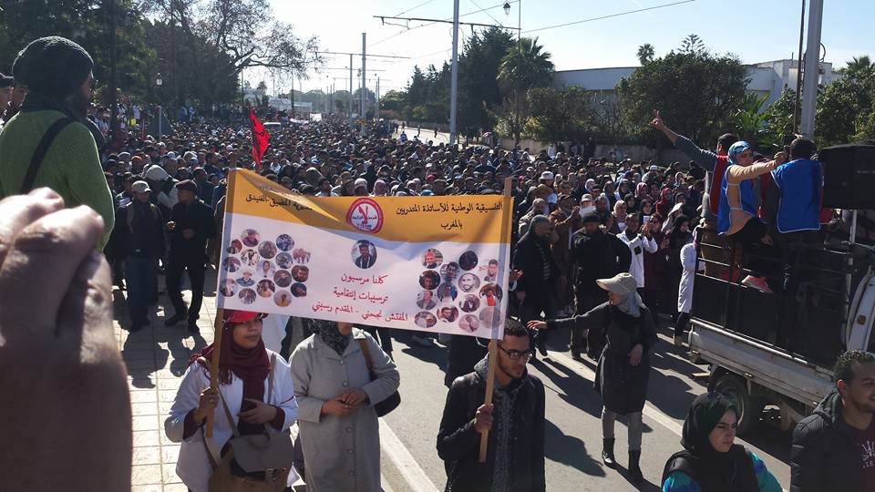 صور وفيديو.. آلاف الأساتذة والمدافعين عن المدرسة العمومية في مسيرة الوفاء بالرباط