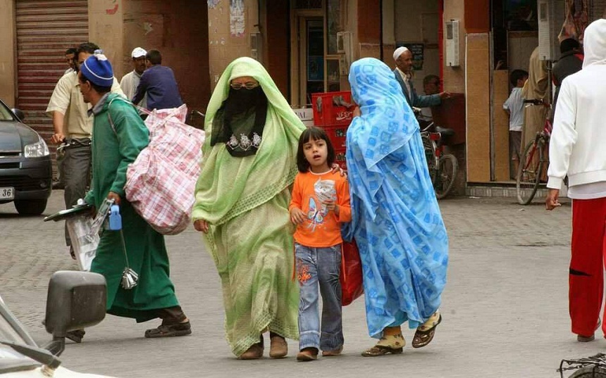 بعد منع النقاب، هل يطال الملحفة الصحراوية الإلغاء؟!