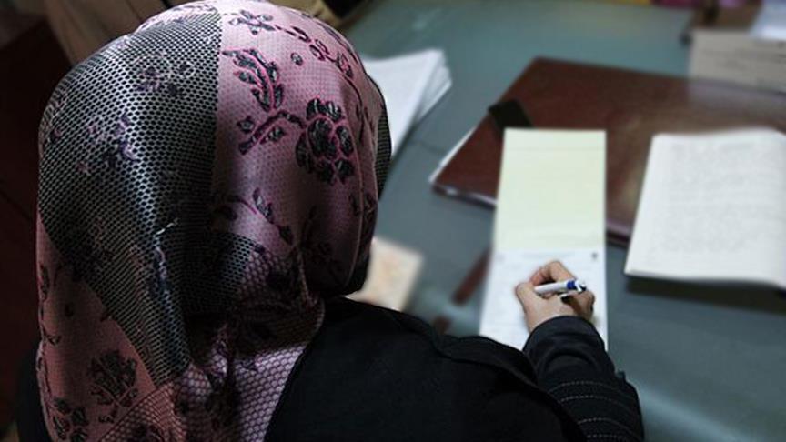 بلجيكا.. زعيم حزب يميني متطرف يدعو لحظر الحجاب في المدارس