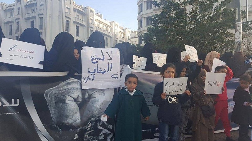 بالصور.. النقاب من ديني وهويتي.. شعار وقفة للدفاع عن النقاب والمنتقبات، والتنديد بقرار منع بيعه وخياطته