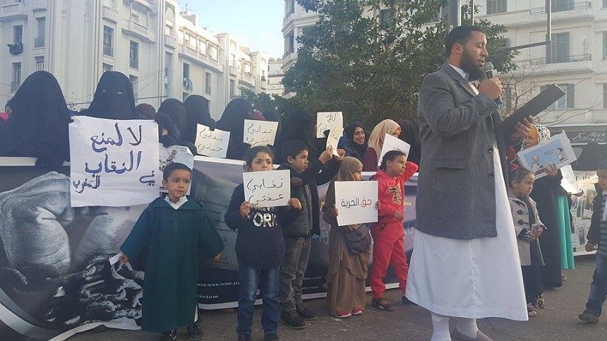 بالصور.. النقاب من ديني وهويتي.. شعار وقفة للدفاع عن النقاب والمنتقبات، والتنديد بقرار منع بيعه وخياطته