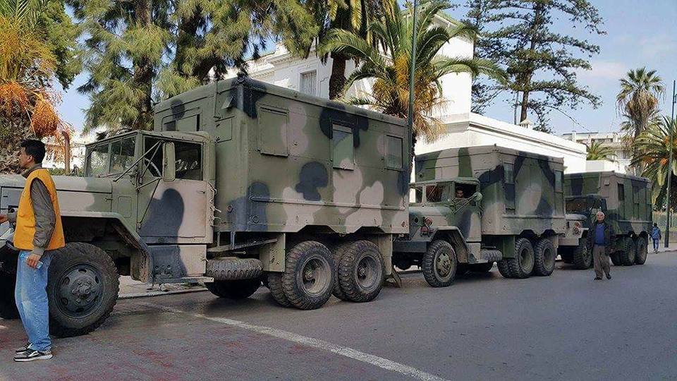 صور.. دبابات وسيارات هامر وشاحنات عسكرية أمام البرلمان بالرباط من أجل فيلم جاكي شان!!