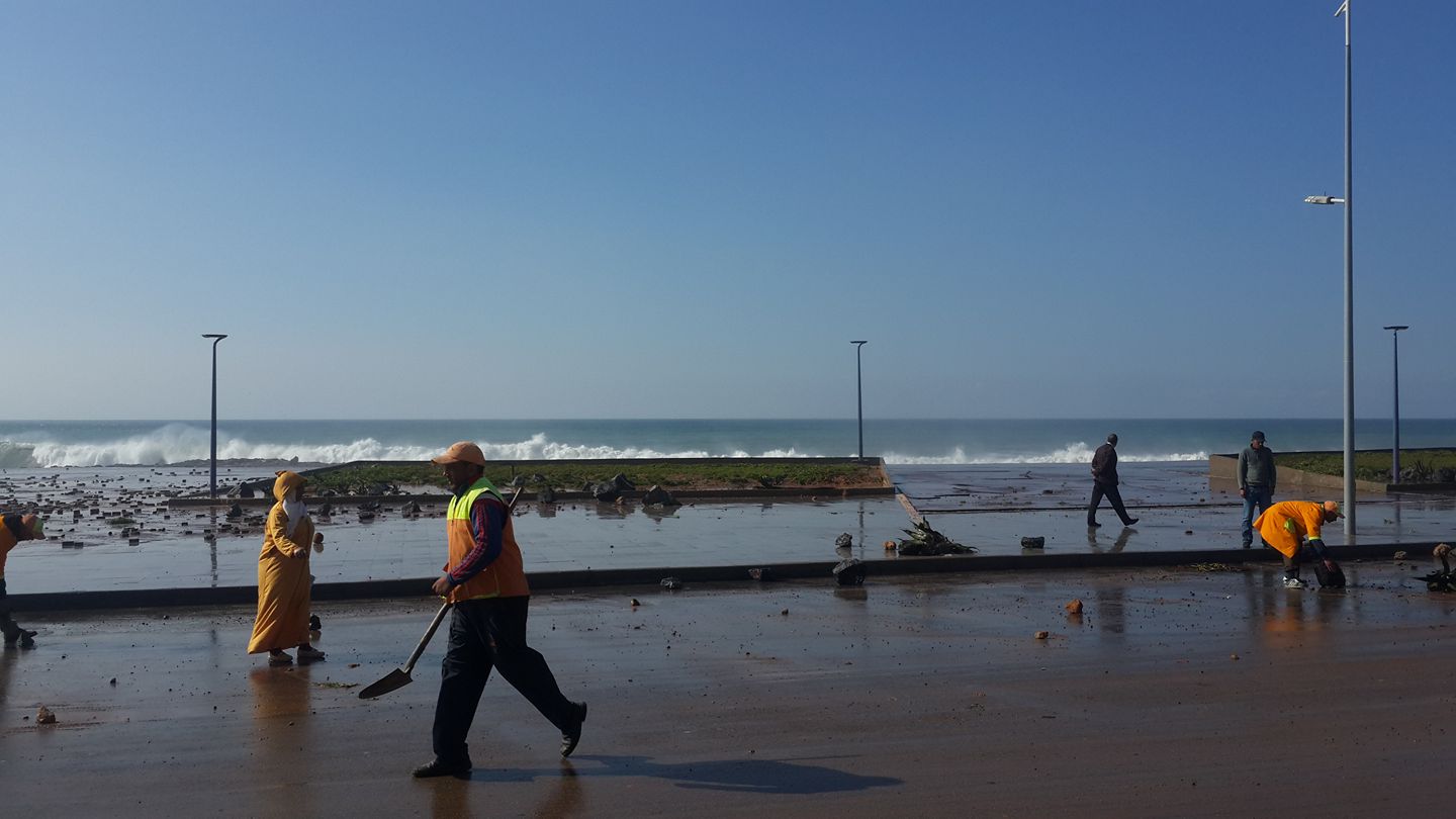 فيديو وصور.. المحيط يهيج من جديد على كورنيش سيدي موسى بسلا مخلفا أضرارا للتهيئة