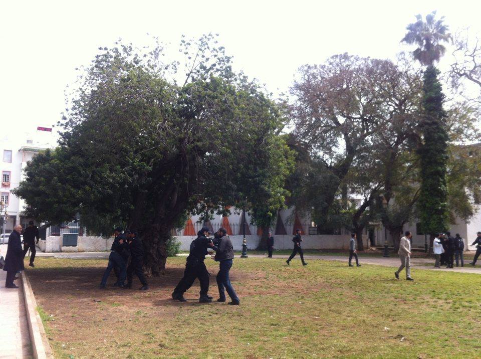 تدخل أمني عنيف اليوم في حق الأساتذة المرسبين في ساحة البريد بالرباط