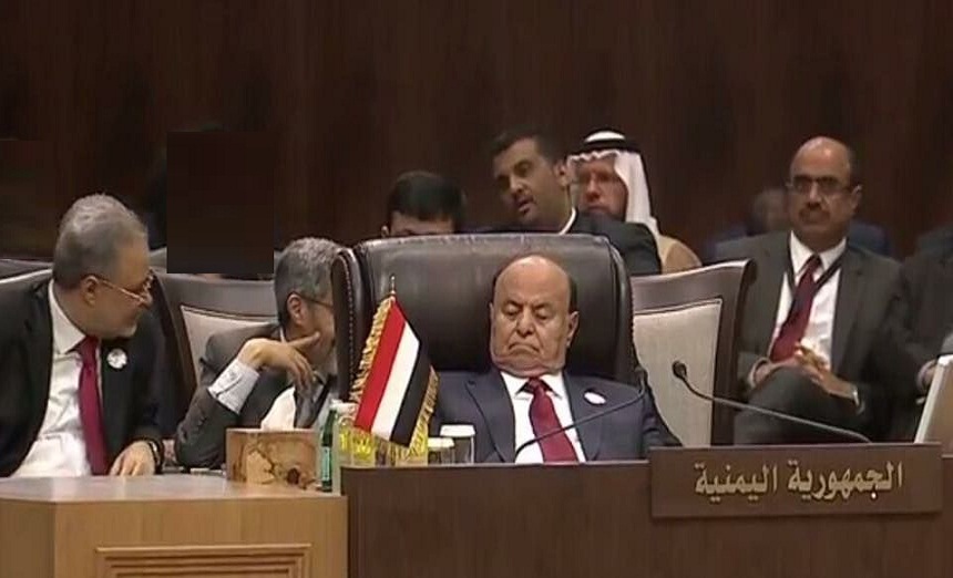 بالفيديو والصور.. القمة العربية بين السقوط والشخير