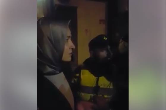 شاهد: الشرطة الهولندية توقف وزيرة الأسرة التركية، وتمنعها من دخول القنصلية في روتردام