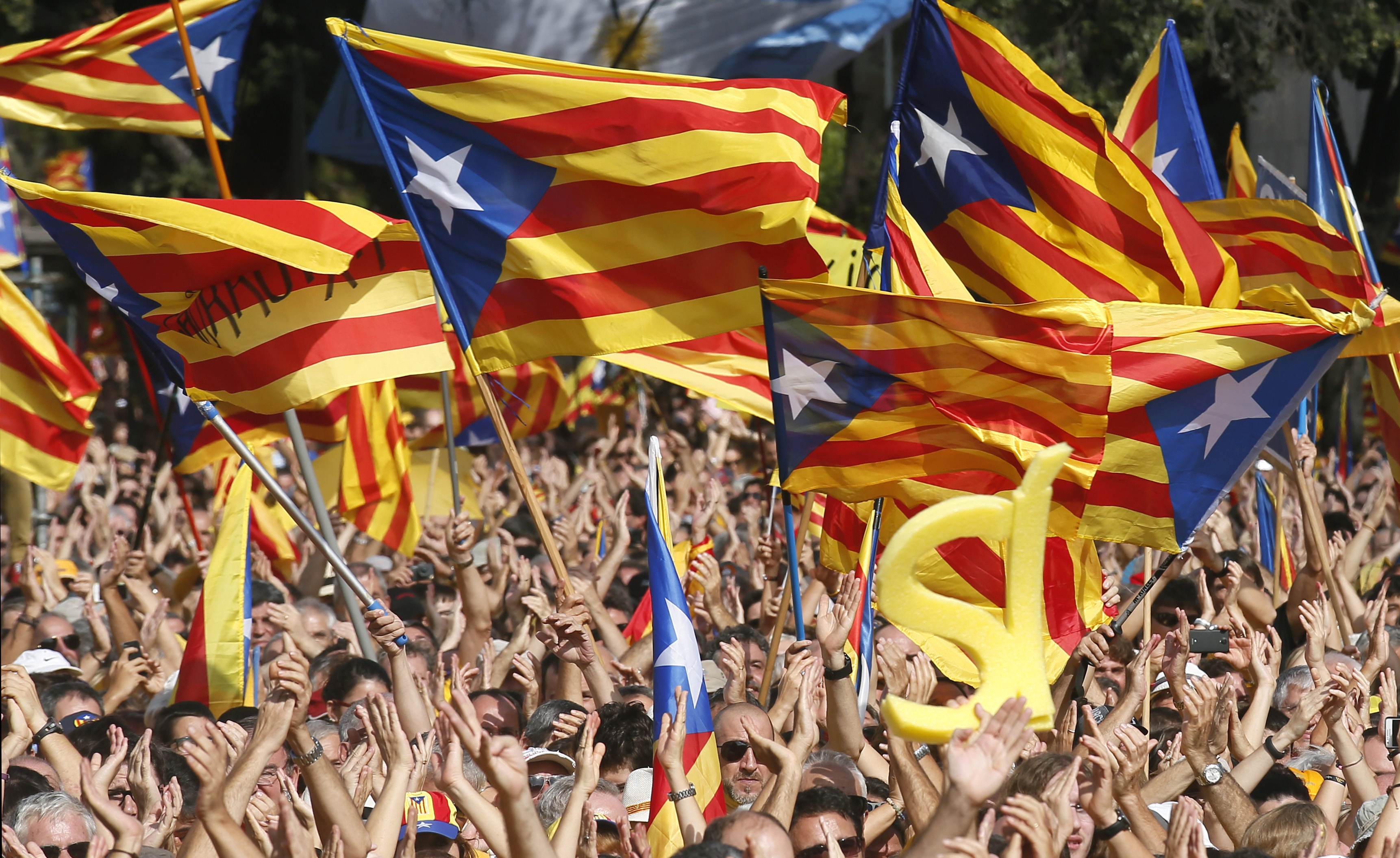 مدريد تمهل كتالونيا 5 أيام لتوضيح "إعلان انفصال" الإقليم