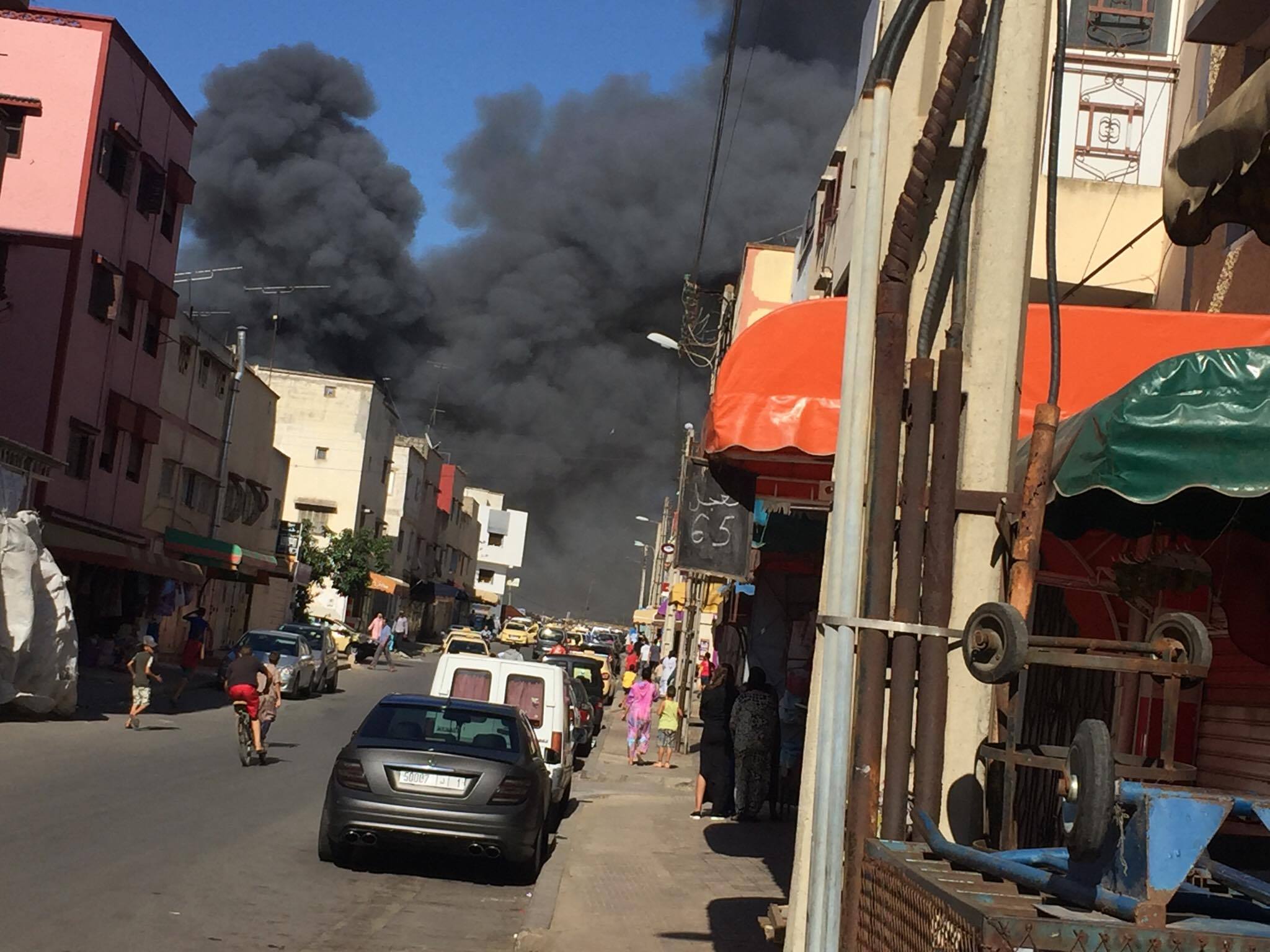 صور وفيديو.. حريق مهول في دور صفيح وسوق الكلب بمدينة سلا.. والوقاية المدنية يواصلون عمليات الإطفاء