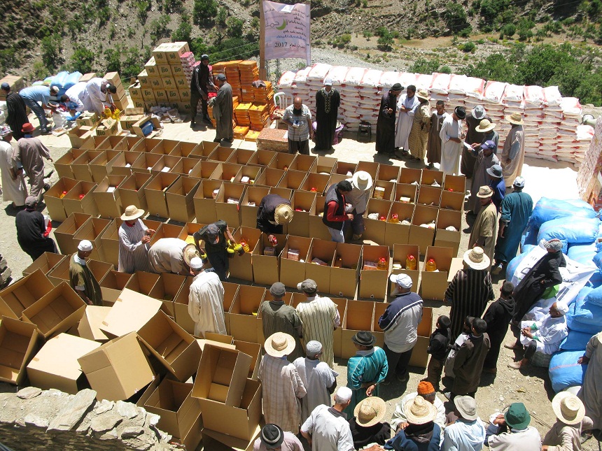 بالفيديو والصور.. جمعية الرحمة الألمانية بشراكة مع ملتقى الأساتذة توزعان قفة رمضان على 180 أسرة بالأطلس