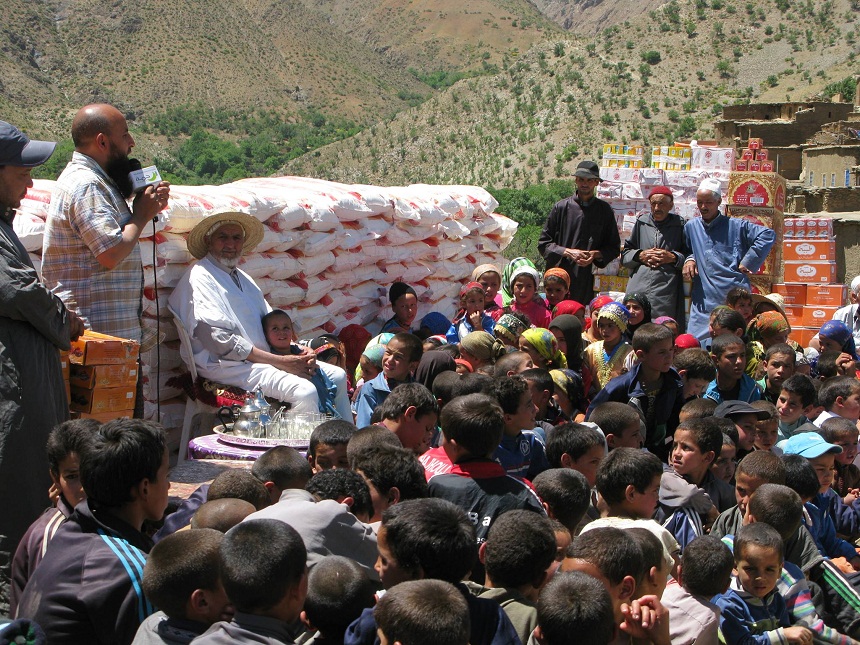 بالفيديو والصور.. جمعية الرحمة الألمانية بشراكة مع ملتقى الأساتذة توزعان قفة رمضان على 180 أسرة بالأطلس