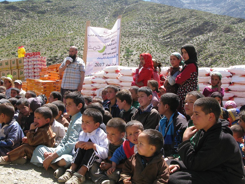 بالفيديو والصور.. جمعية الرحمة الألمانية بشراكة مع ملتقى الأساتذة توزعان قفة رمضان على 180 أسرة بالأطلس