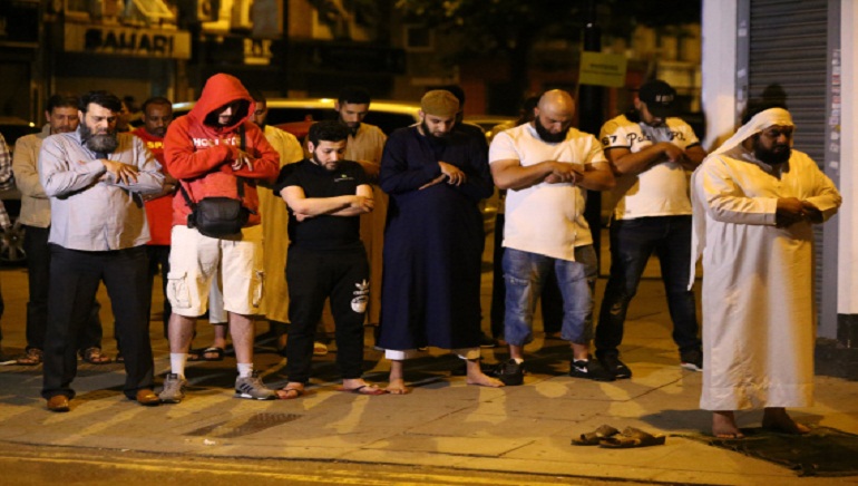 بالصور.. بالرغم من هجوم الدهس.. مسلمون في لندن يؤدّون الصلاة بالقرب من مكان الحادث