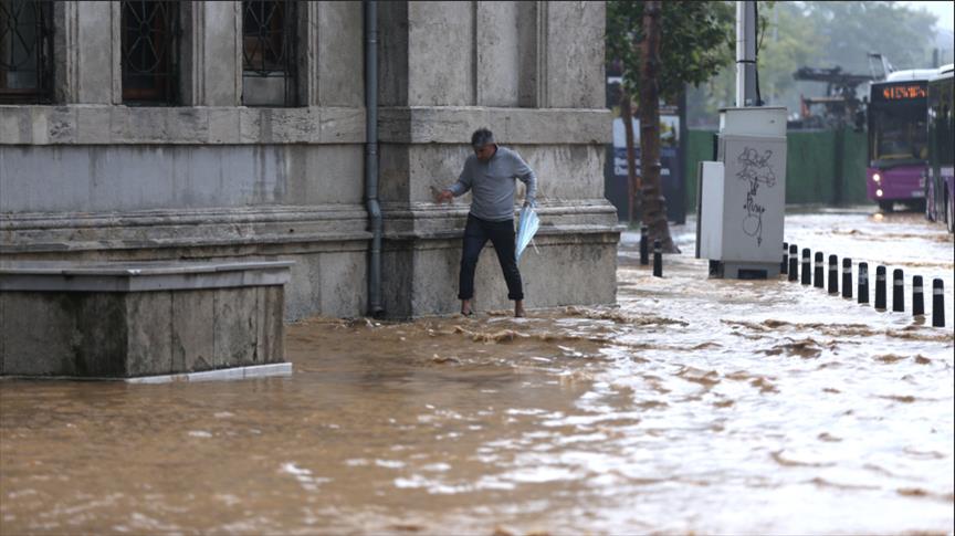 اسطنبول تغرق في مياه الأمطار.. انهمار 250 كلغ من الأمطار على كل متر مربع