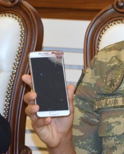 بعد تهشم جواله في هجوم للبي كا كا.. أردوغان يهدي جنديًا هاتفًا جديدًا