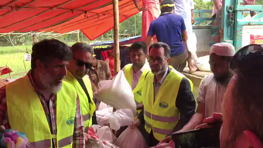 بالصور والفيديو.. وفد من مسلمي هولندا على رأسهم د. رشيد نافع يقومون بحملة إغاثية للروهينيغا في البنغلاديش