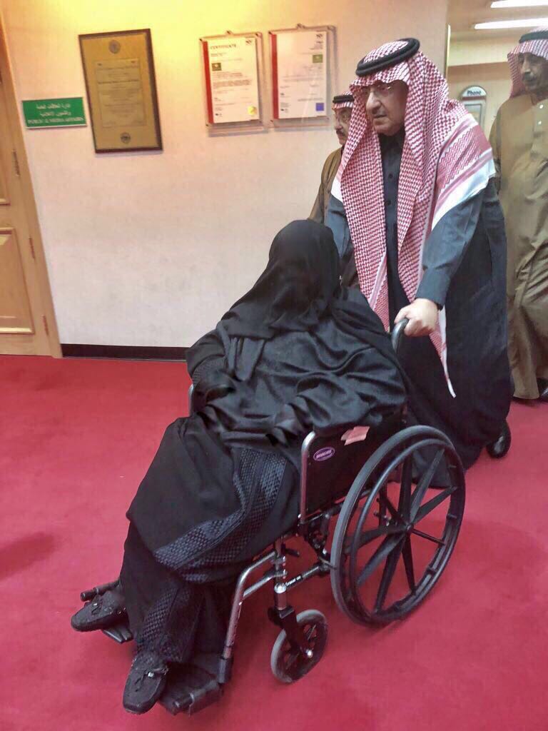 ظهور جديد للأمير محمد بن نايف ولي العهد السعودي السابق مع والدته (صورة)
